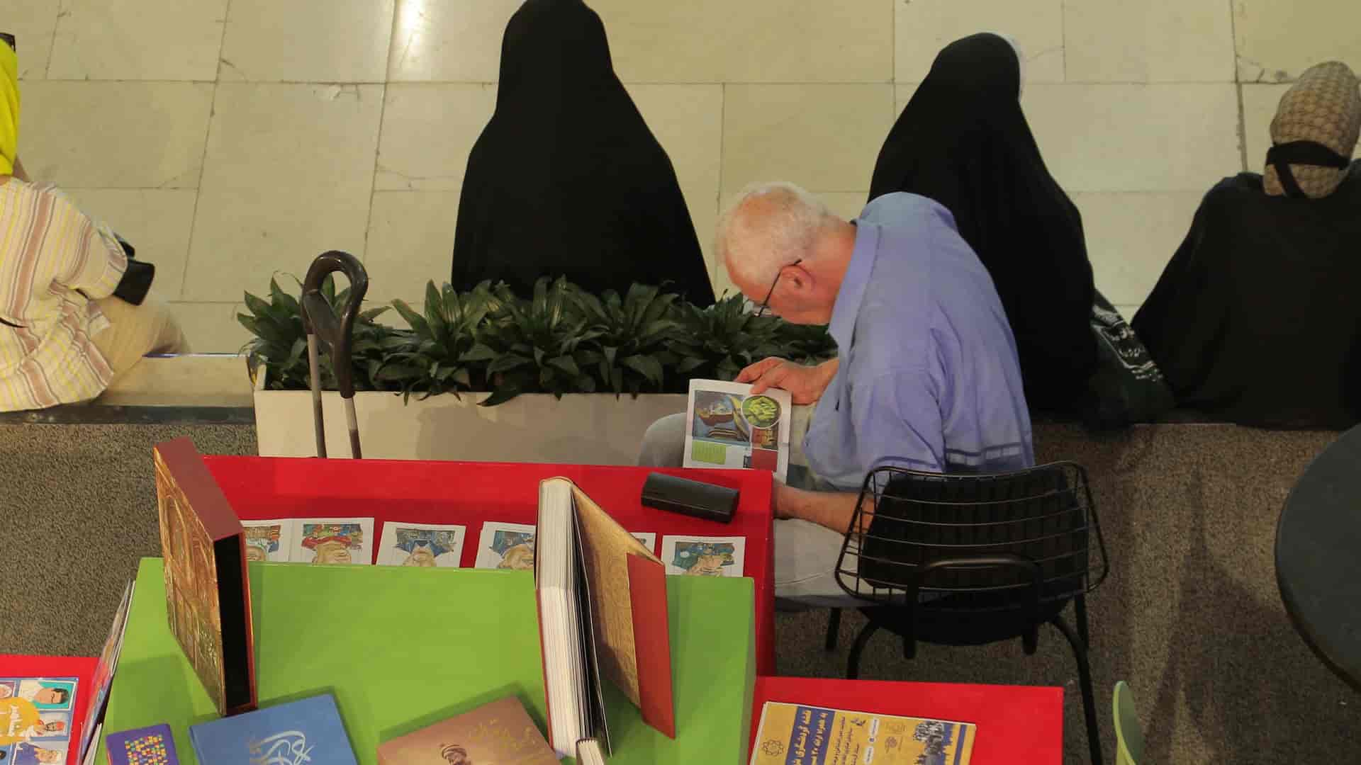 مرد سالمند در نمایشگاه کتاب